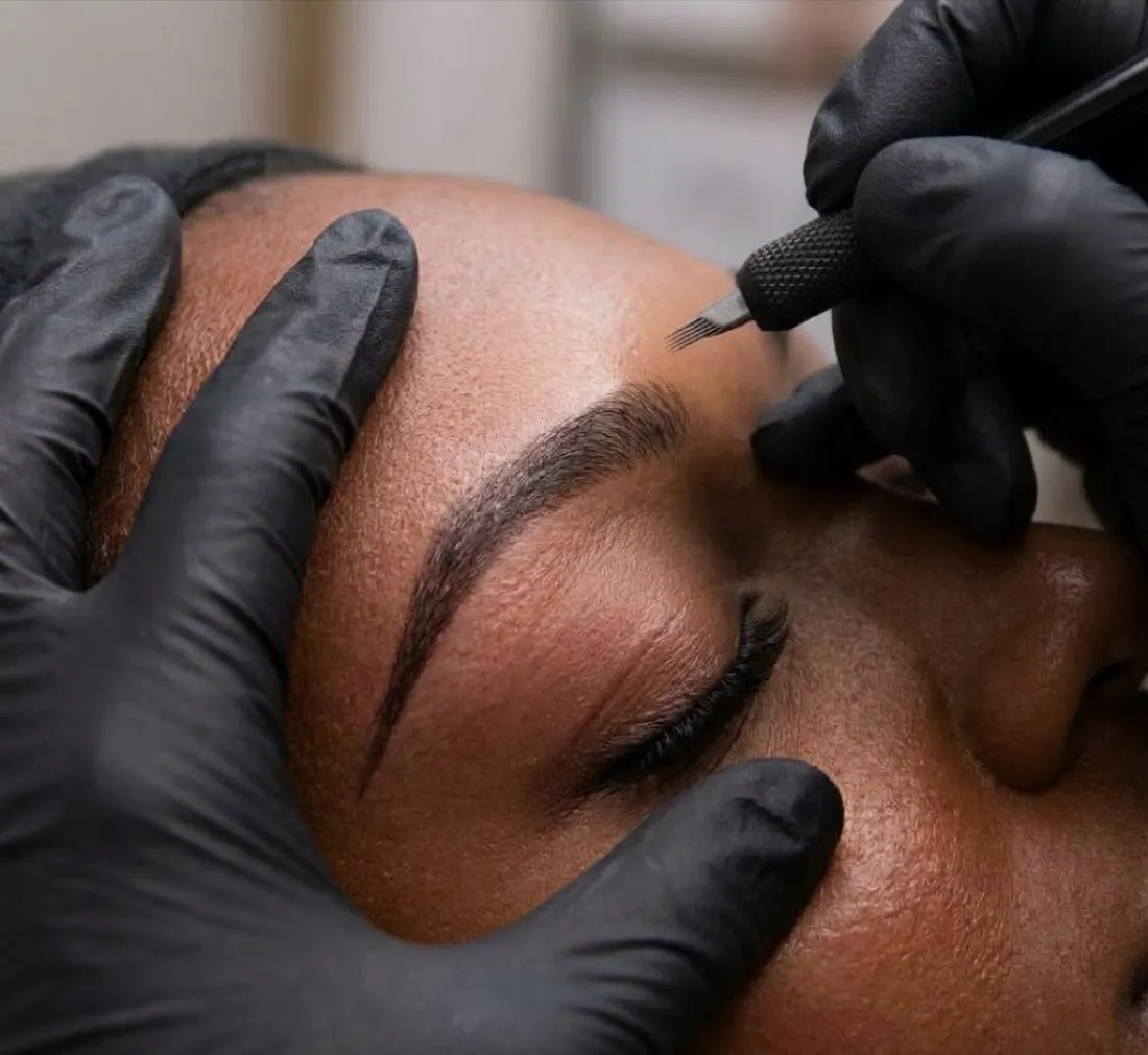 Microblading sur un sourcil
