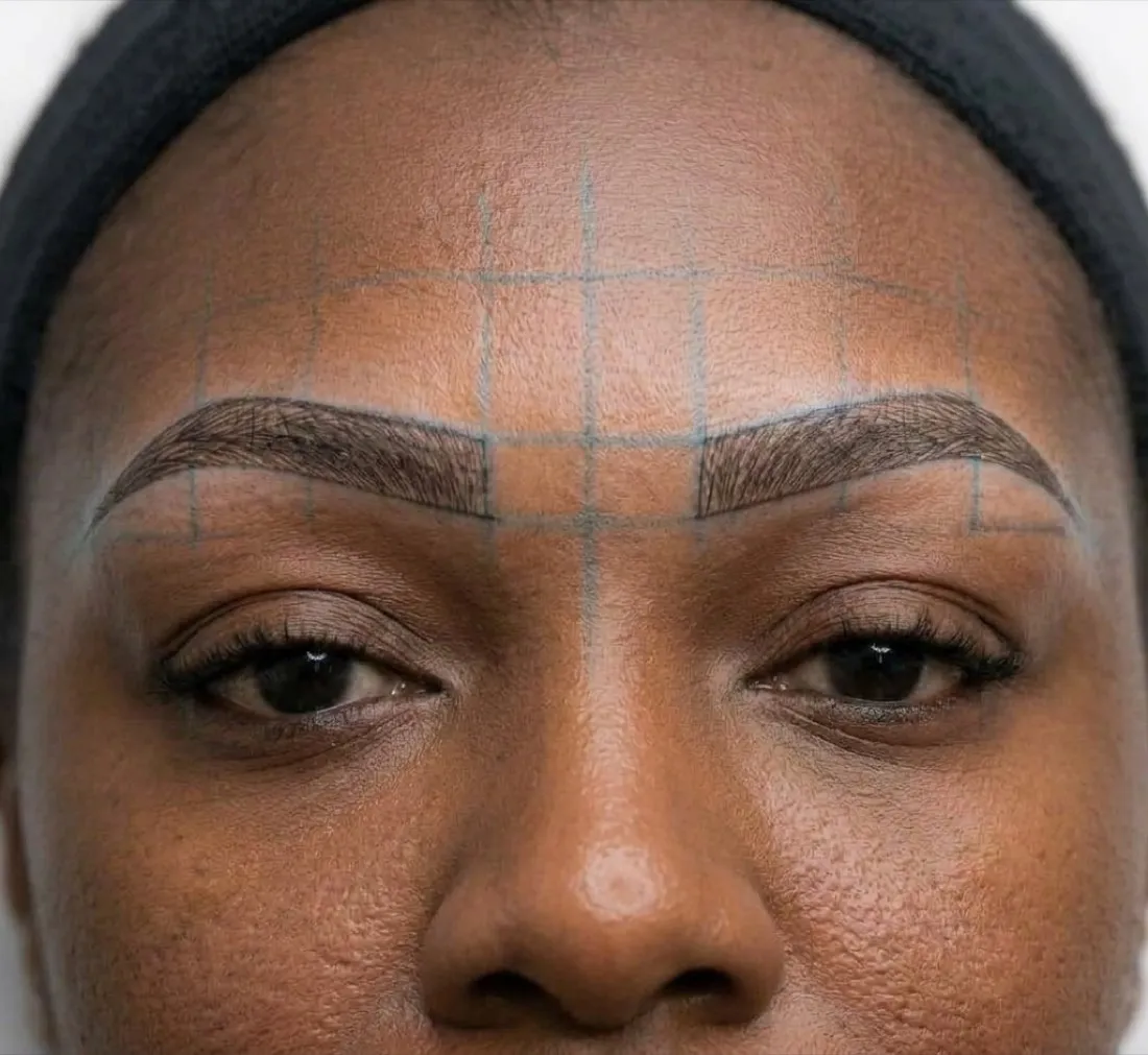 Microblading sur un sourcil