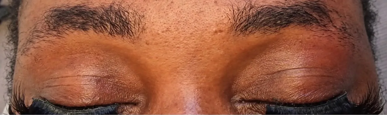 Microblading à Chessy, avant le soin : sourcils irréguliers au départ