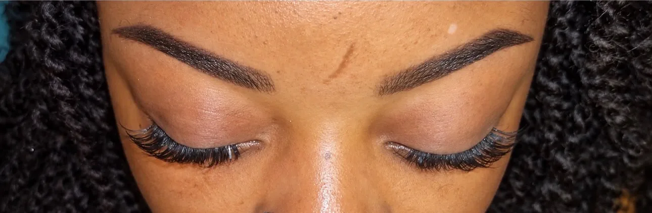 Ombré Brows à Chessy, après le soin : effet poudré