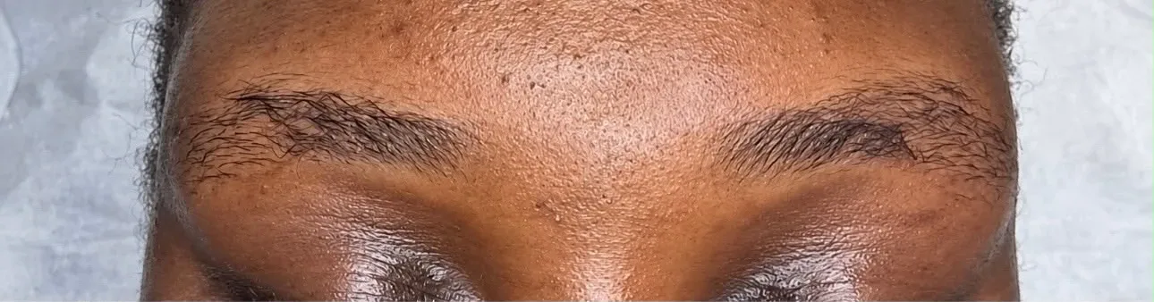 Microblading à Chessy, avant le soin : sourcils clairsemés au départ