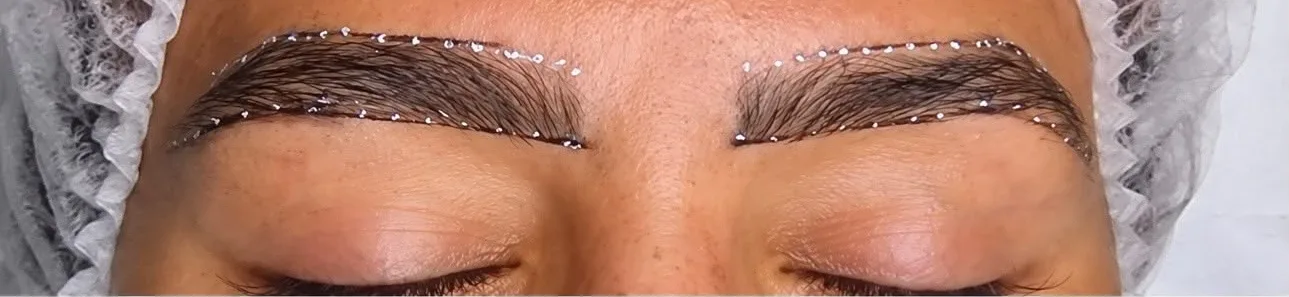 Microblading à Chessy, avant le soin : forme tracée avant la séance